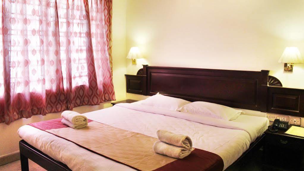 Hotel Archana Inn Kochi Buitenkant foto
