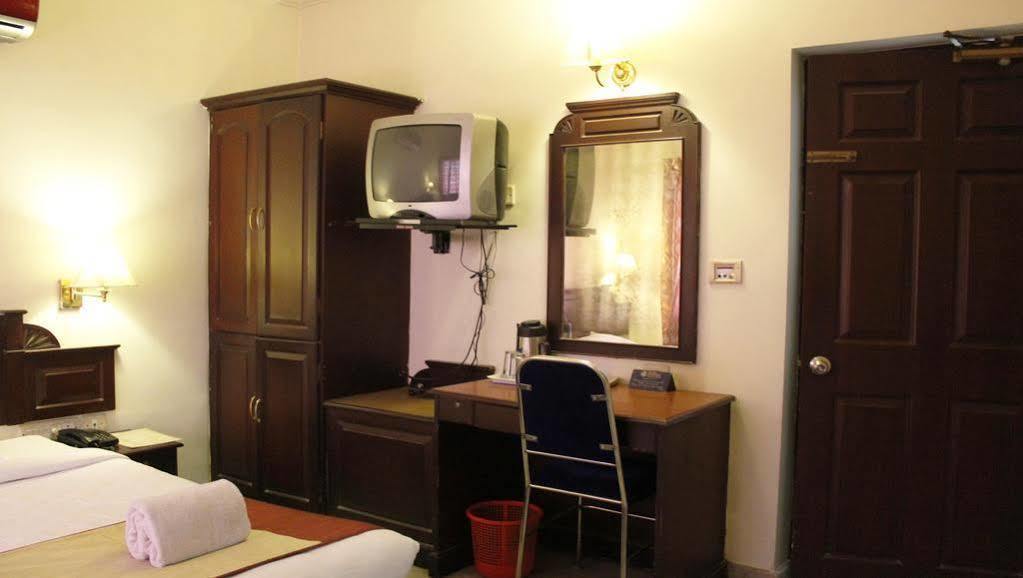 Hotel Archana Inn Kochi Buitenkant foto
